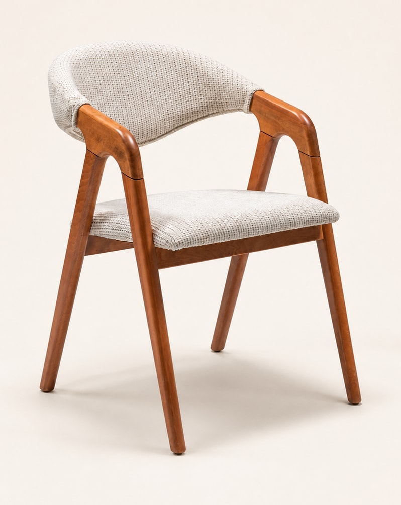 Akron armchair with light upholstery and a warm wood appearance